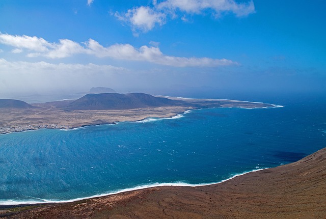 Lanzarote Explorer: The Ultimate Travel Guide to Volcanoes, Beaches, and Local Delights